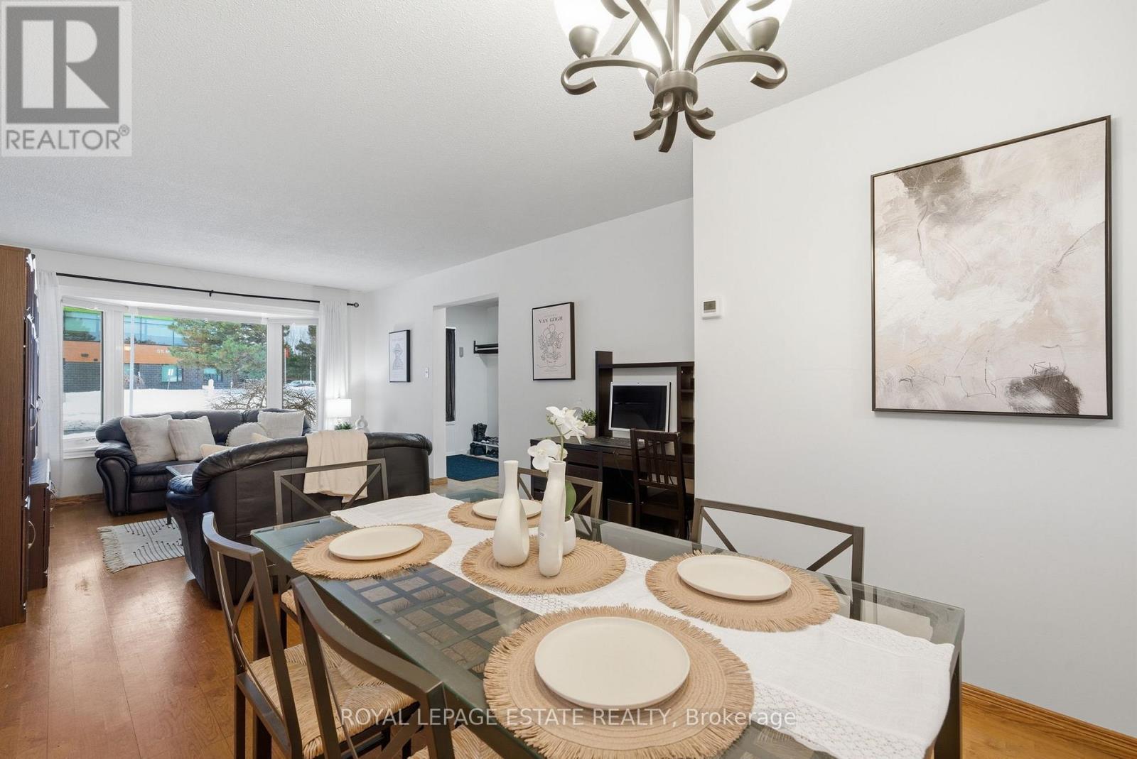 253 Michael Boulevard, Whitby, ON - Indoor Photo Showing Dining Room