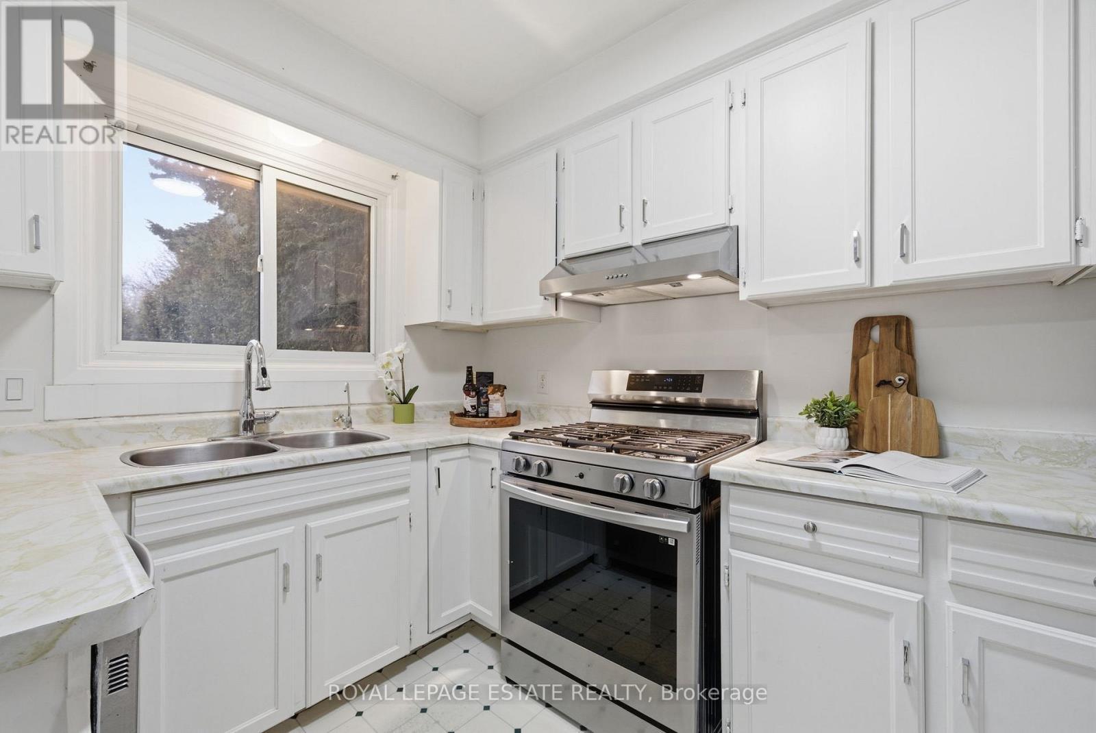 253 Michael Boulevard, Whitby, ON - Indoor Photo Showing Kitchen With Double Sink