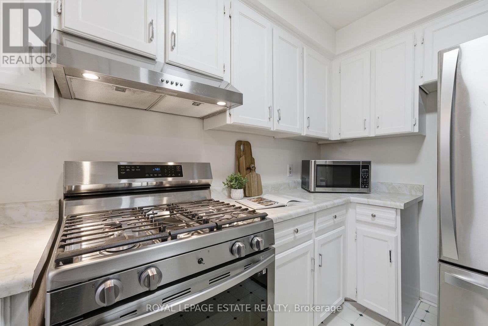 253 Michael Boulevard, Whitby, ON - Indoor Photo Showing Kitchen