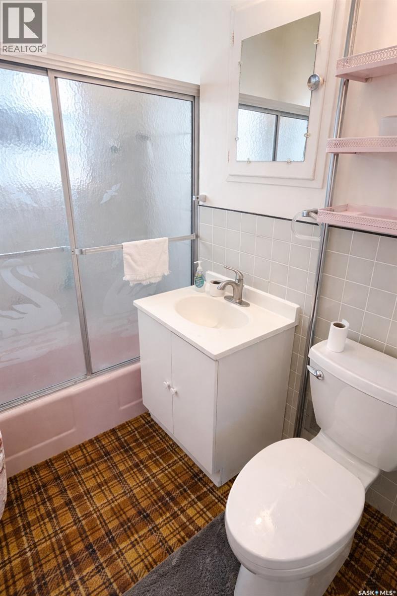 6366 Queens Avenue, Gull Lake, SK - Indoor Photo Showing Bathroom