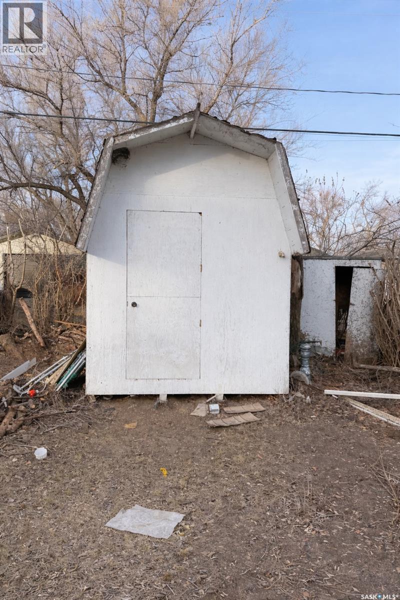 6366 Queens Avenue, Gull Lake, SK - Outdoor