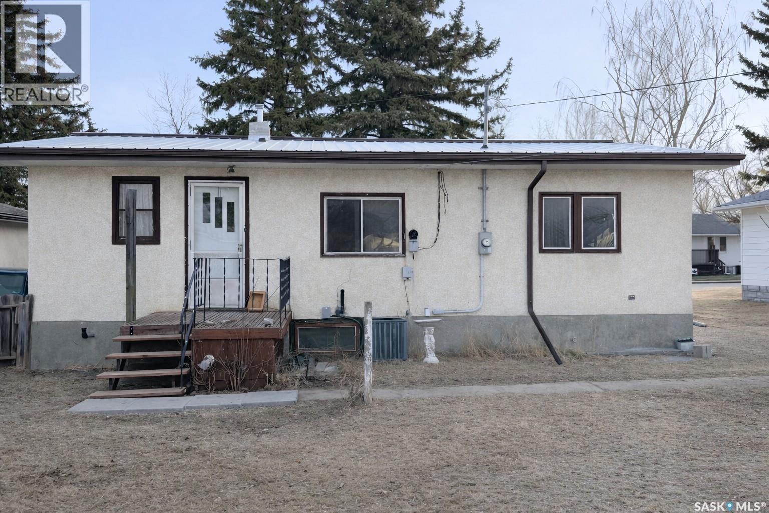 6366 Queens Avenue, Gull Lake, SK - Outdoor