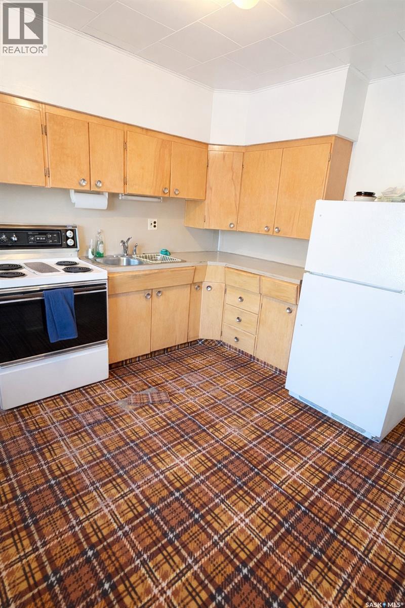 6366 Queens Avenue, Gull Lake, SK - Indoor Photo Showing Kitchen With Double Sink