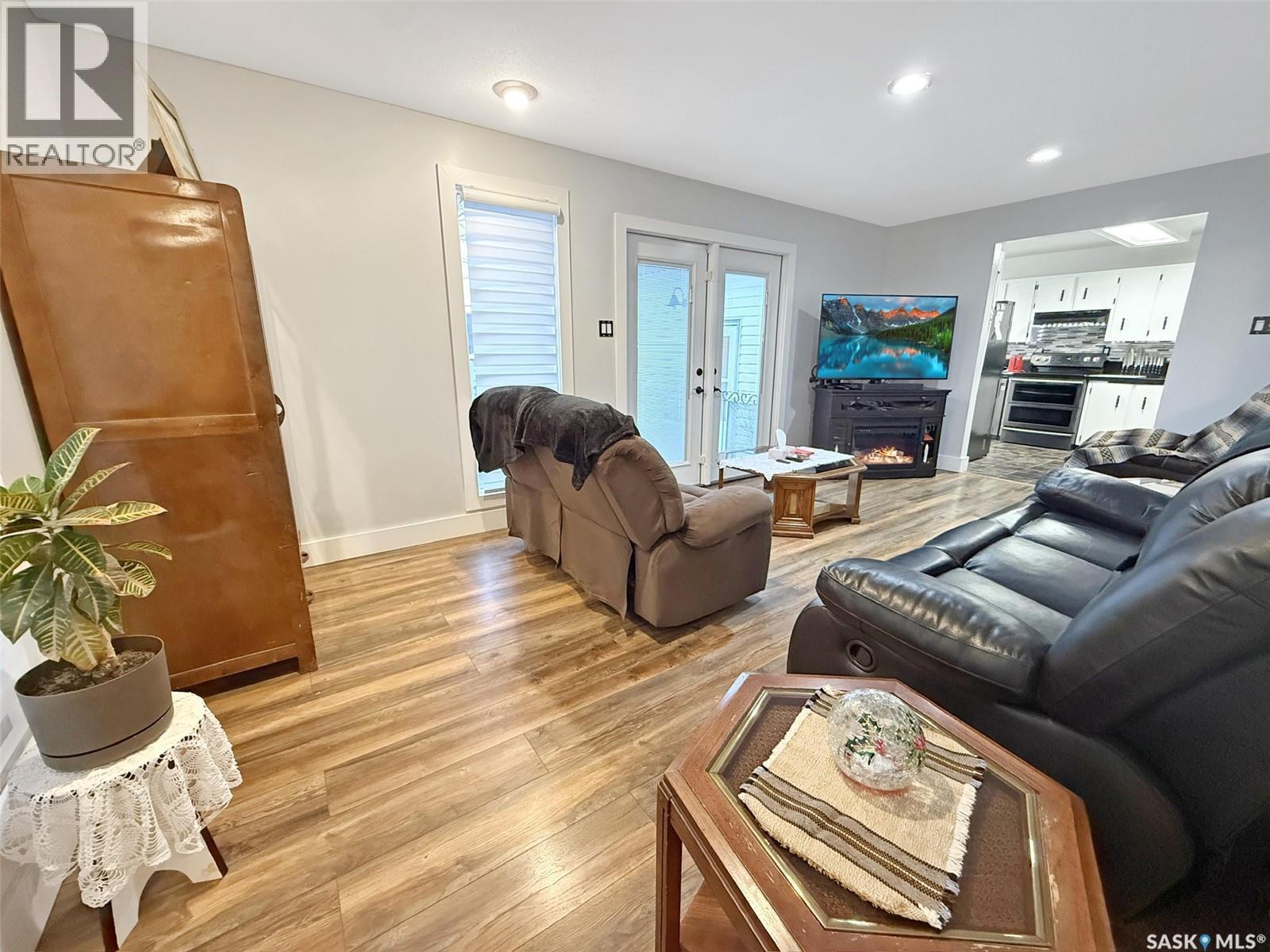 1102 Golden Place, Swift Current, SK - Indoor Photo Showing Living Room