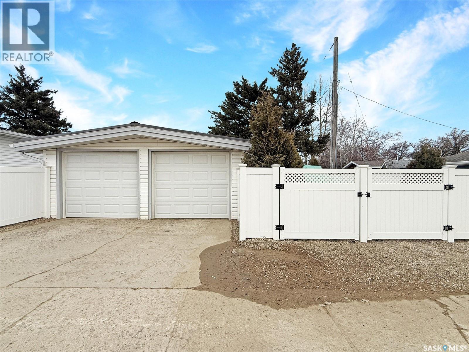 1102 Golden Place, Swift Current, SK - Outdoor