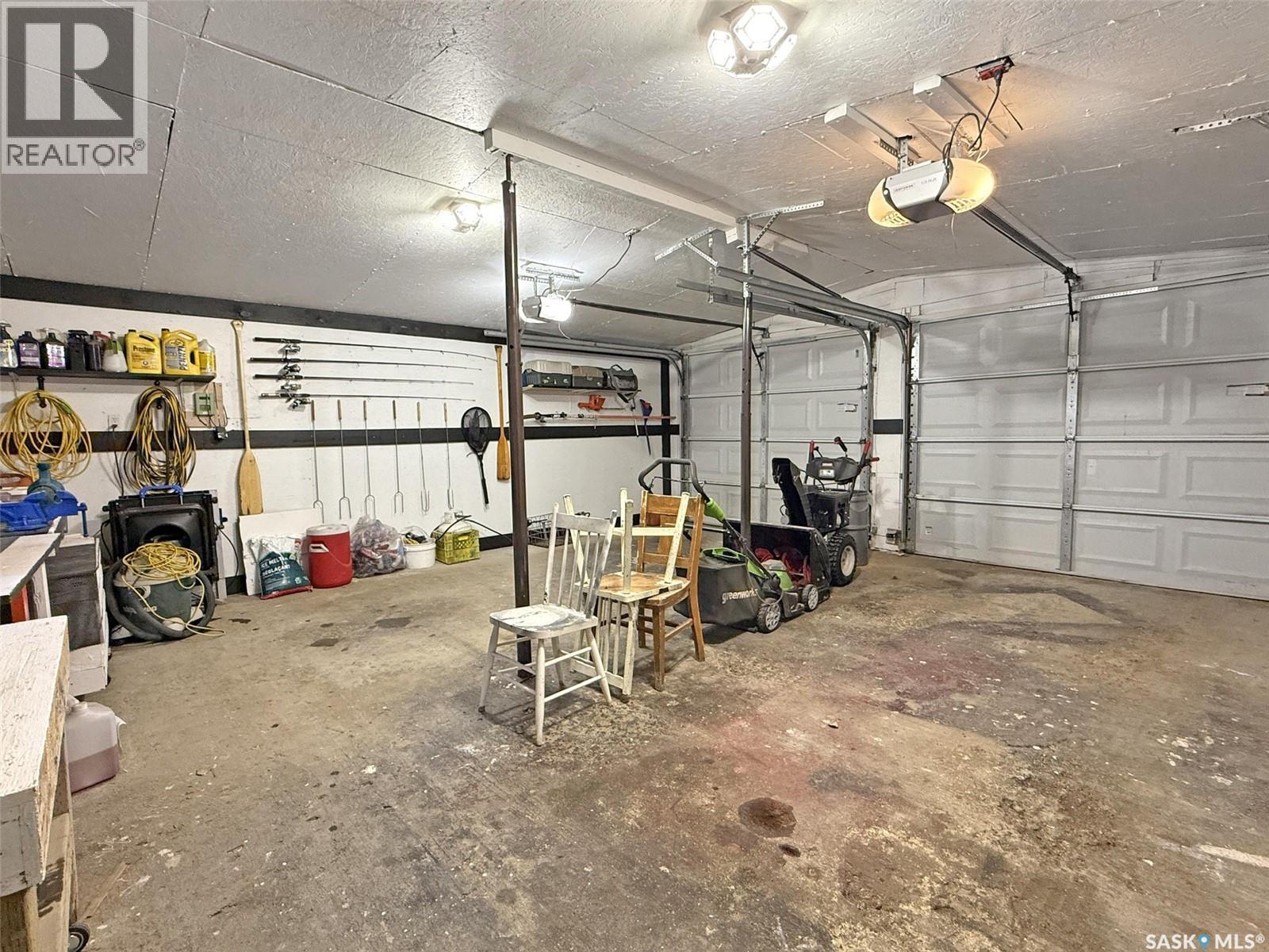 1102 Golden Place, Swift Current, SK - Indoor Photo Showing Garage