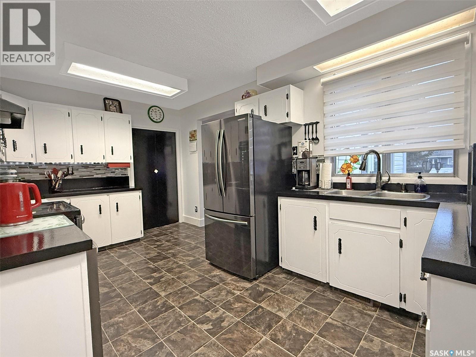 1102 Golden Place, Swift Current, SK - Indoor Photo Showing Kitchen With Double Sink