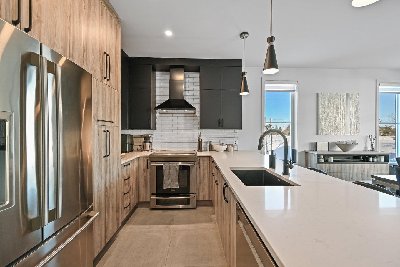 Cuisine - 204-331 Av. De Venise O., Venise-En-Québec, QC - Indoor Photo Showing Kitchen With Upgraded Kitchen