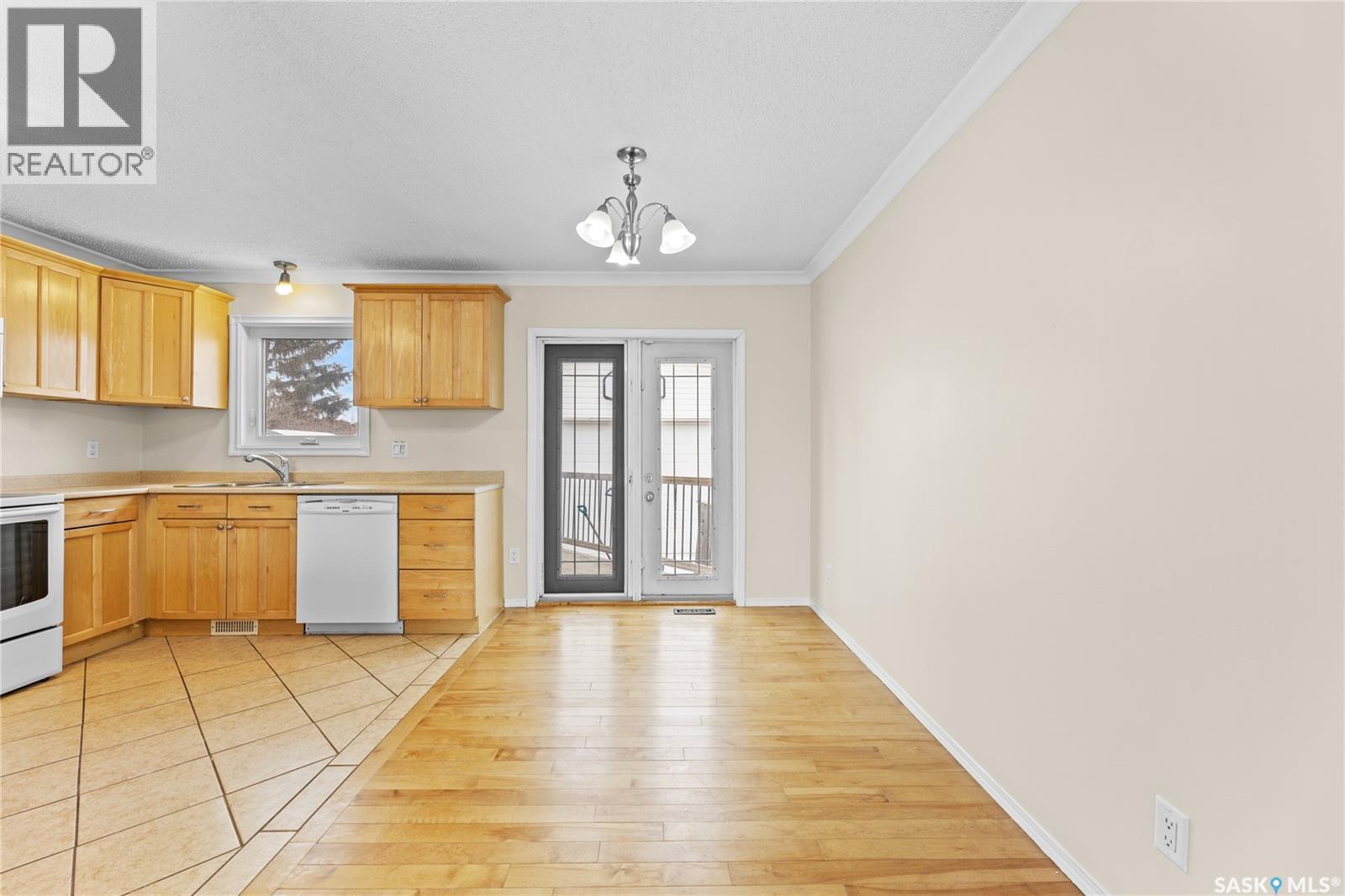 3618 Fairlight Drive, Saskatoon, SK - Indoor Photo Showing Kitchen