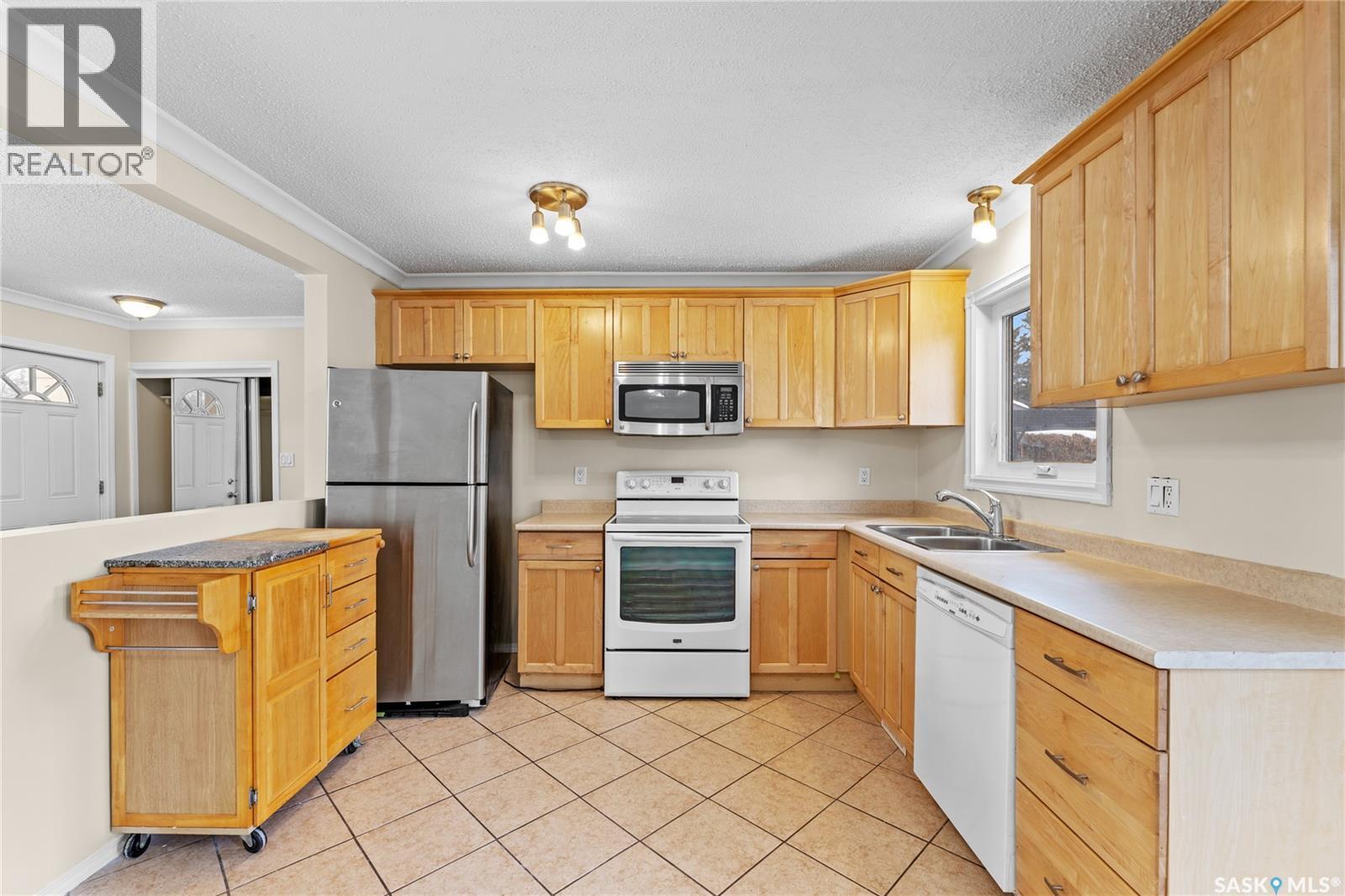 3618 Fairlight Drive, Saskatoon, SK - Indoor Photo Showing Kitchen With Double Sink