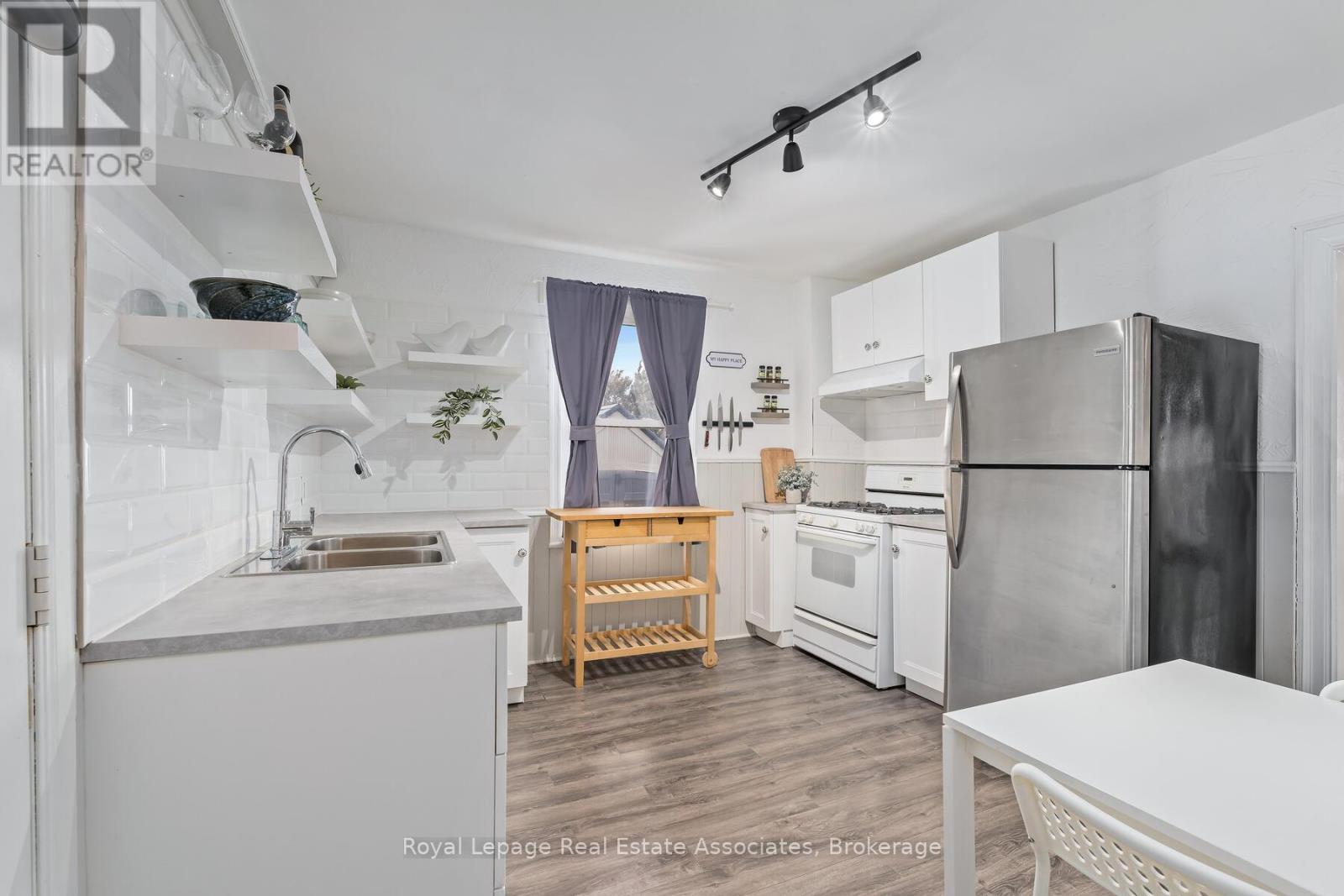 88 Graham Avenue N, Hamilton, ON - Indoor Photo Showing Kitchen With Double Sink