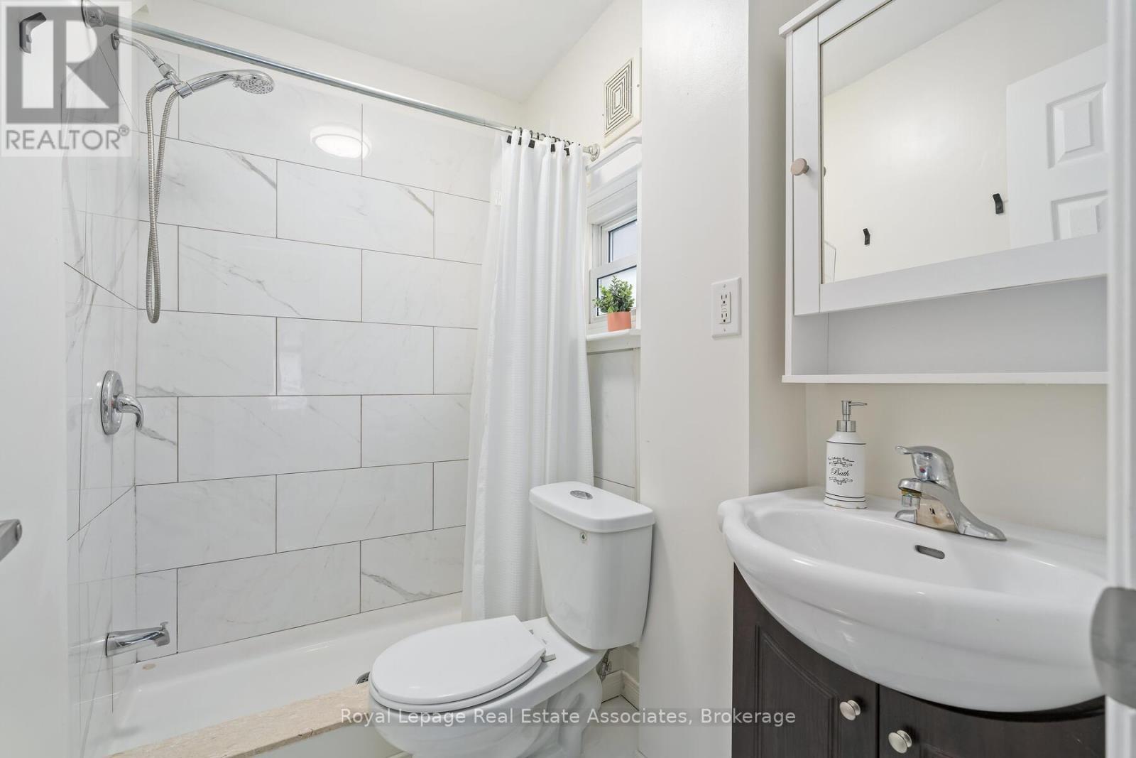 88 Graham Avenue N, Hamilton, ON - Indoor Photo Showing Bathroom