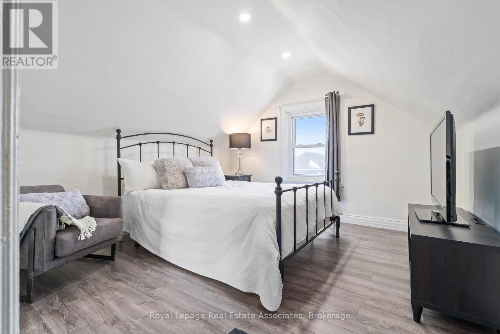 88 Graham Avenue N, Hamilton, ON - Indoor Photo Showing Bedroom