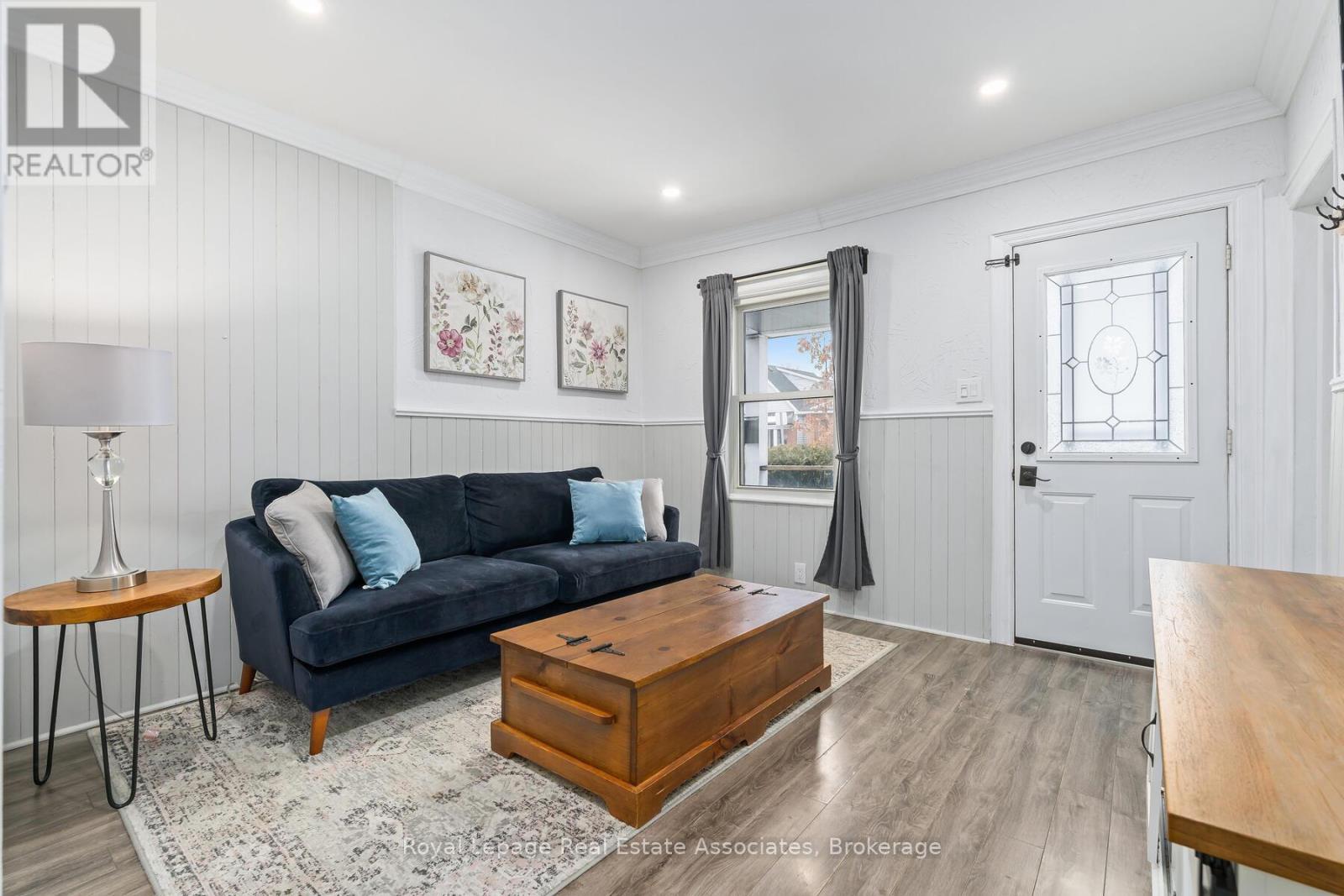 88 Graham Avenue N, Hamilton, ON - Indoor Photo Showing Living Room