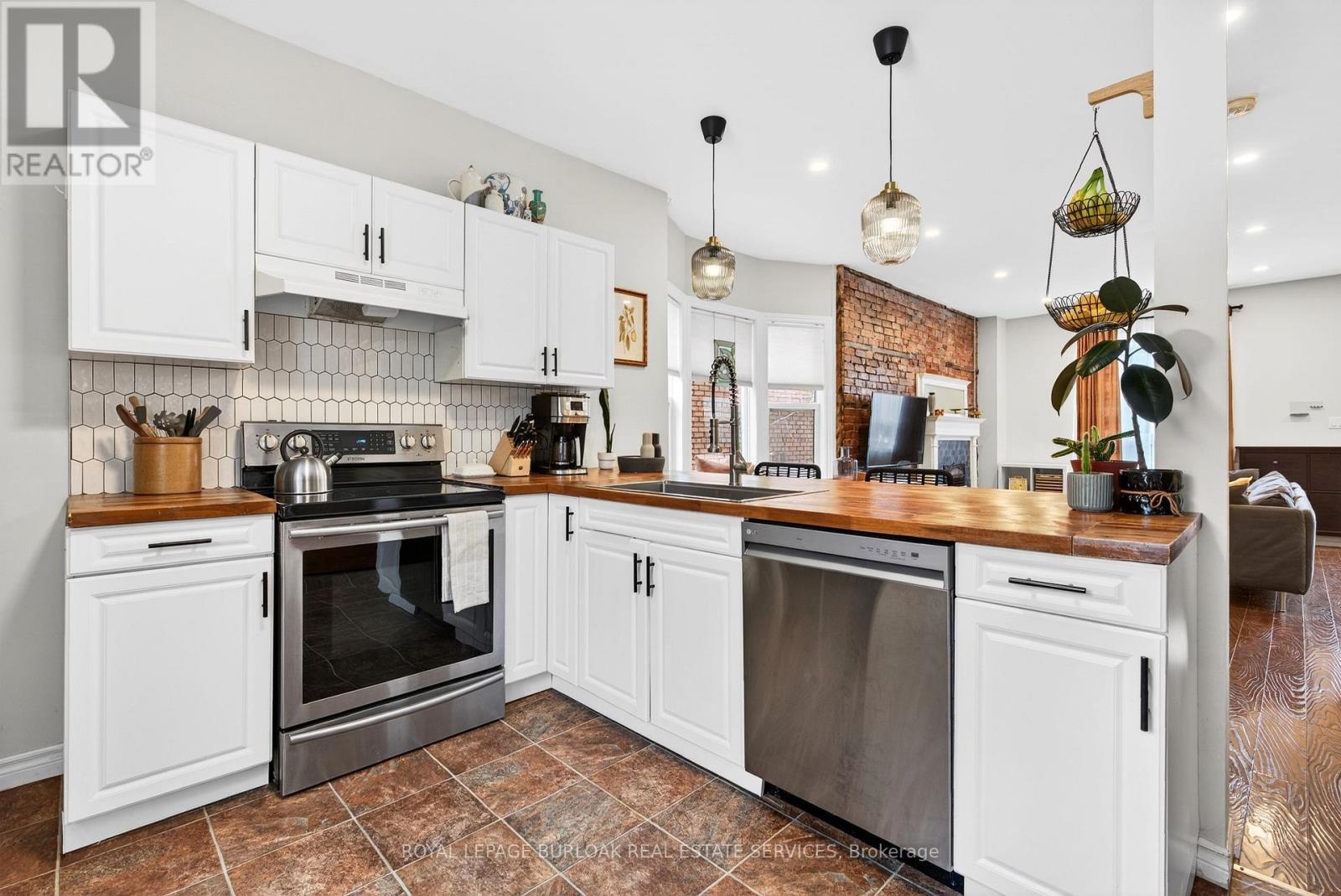 792 Cannon Street E, Hamilton, ON - Indoor Photo Showing Kitchen