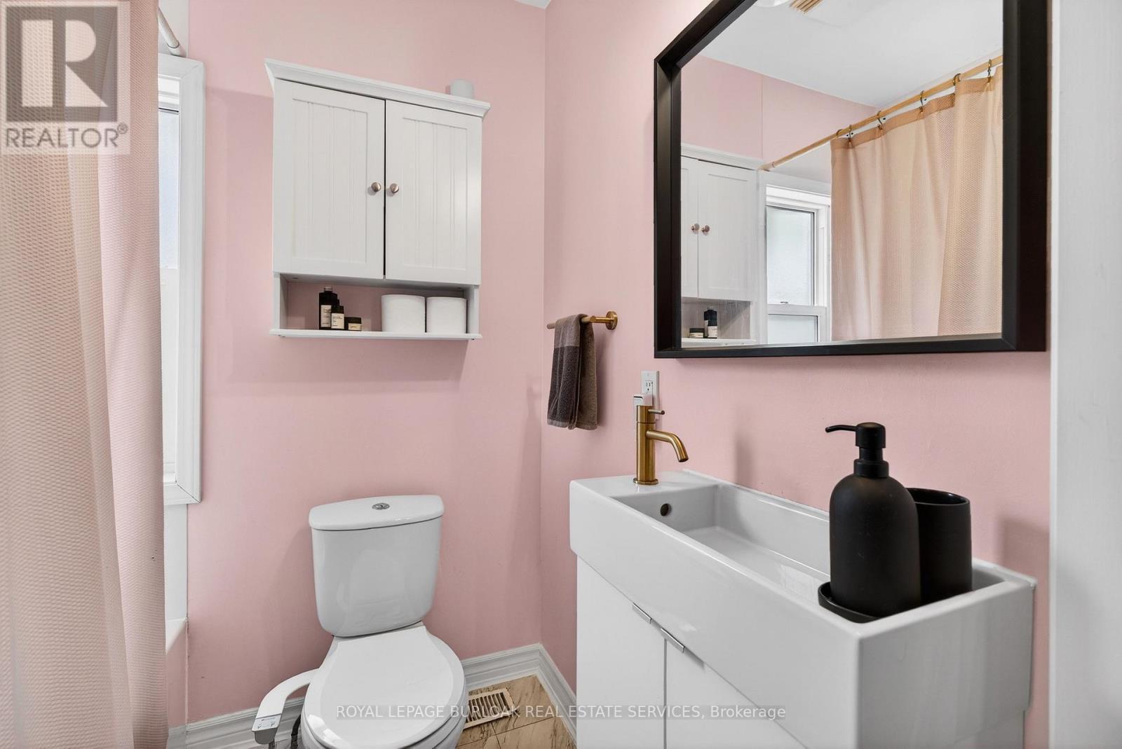 792 Cannon Street E, Hamilton, ON - Indoor Photo Showing Bathroom