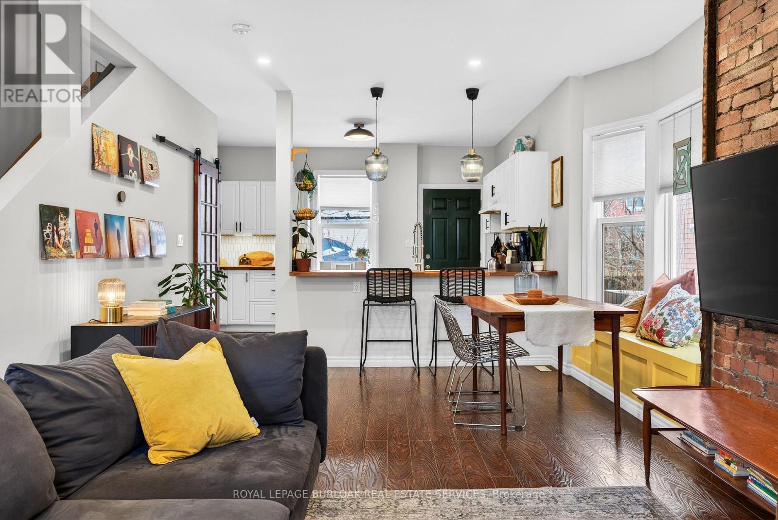 792 Cannon Street E, Hamilton, ON - Indoor Photo Showing Living Room