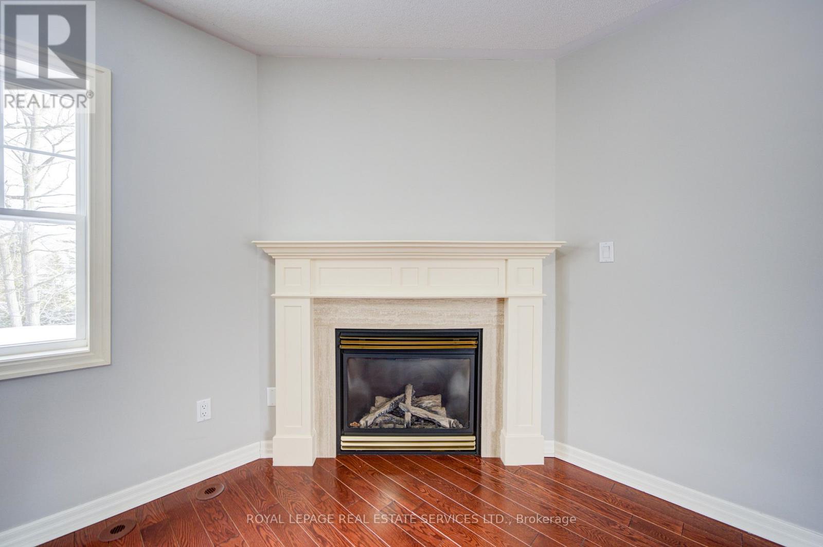 115 St Lawrence Drive, Mississauga, ON - Indoor Photo Showing Living Room With Fireplace