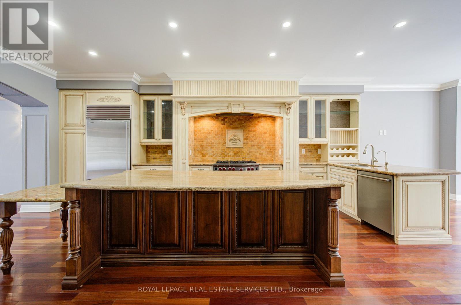 115 St Lawrence Drive, Mississauga, ON - Indoor Photo Showing Kitchen