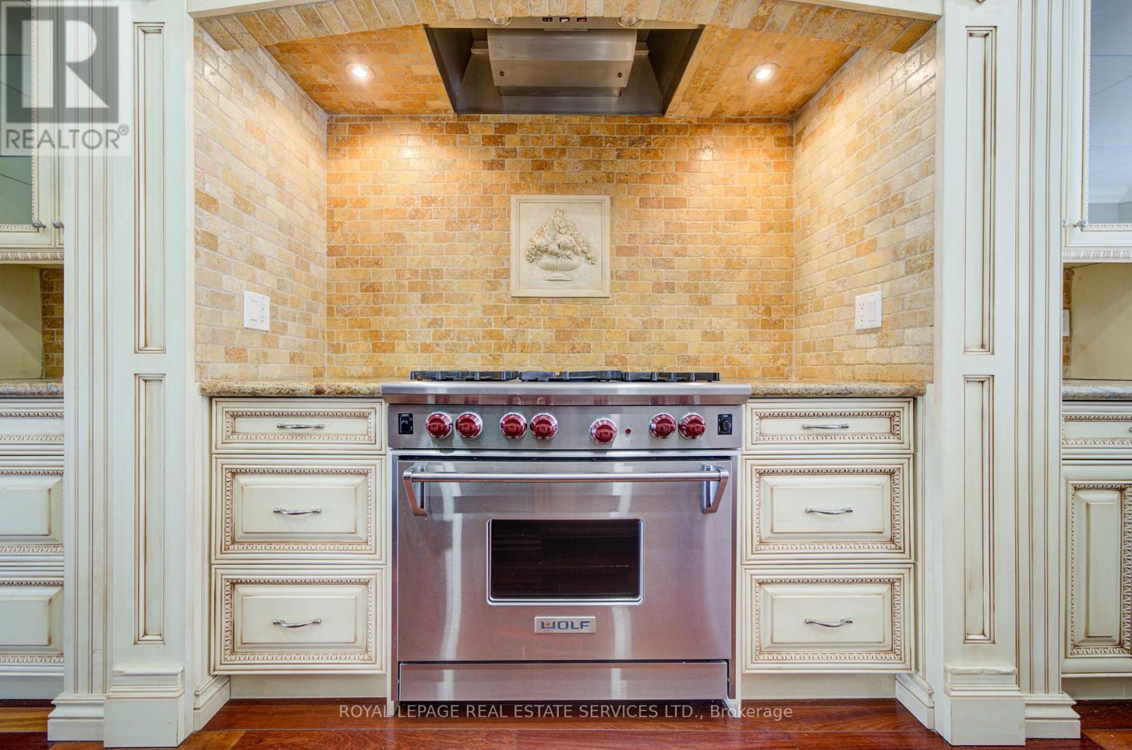 115 St Lawrence Drive, Mississauga, ON - Indoor Photo Showing Kitchen
