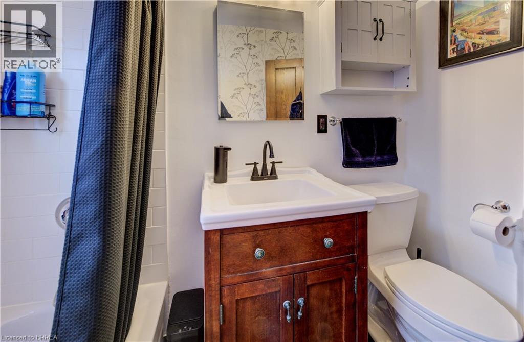 48 Longwood Road N, Hamilton, ON - Indoor Photo Showing Bathroom