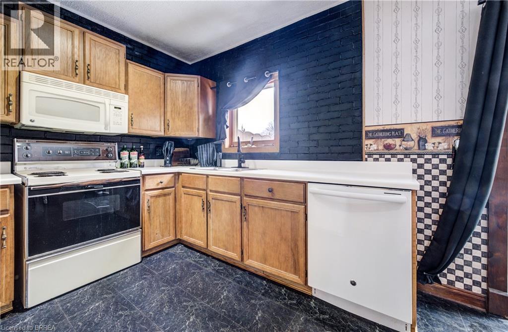 48 Longwood Road N, Hamilton, ON - Indoor Photo Showing Kitchen