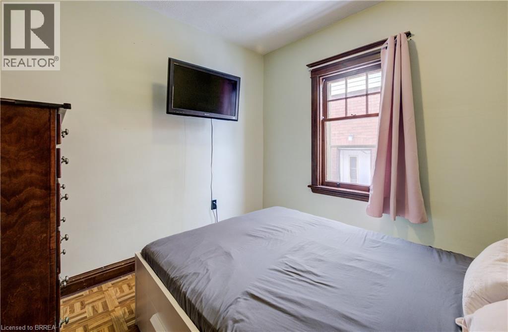 48 Longwood Road N, Hamilton, ON - Indoor Photo Showing Bedroom