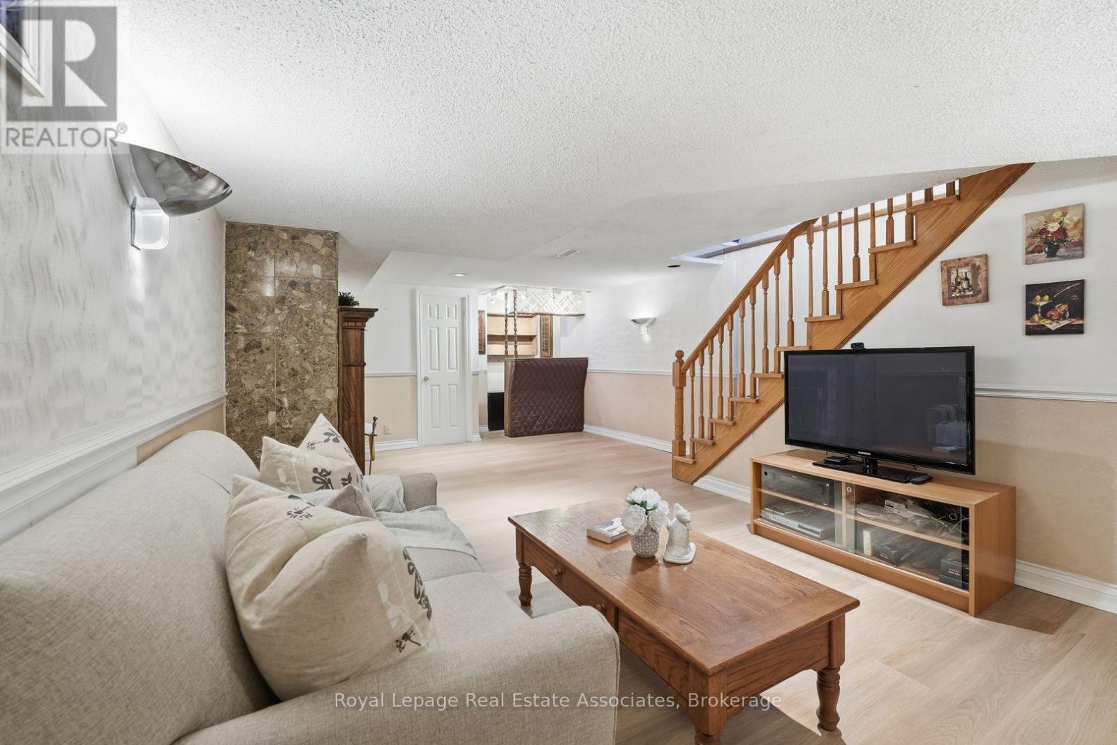 439 Salem Avenue N, Toronto, ON - Indoor Photo Showing Living Room