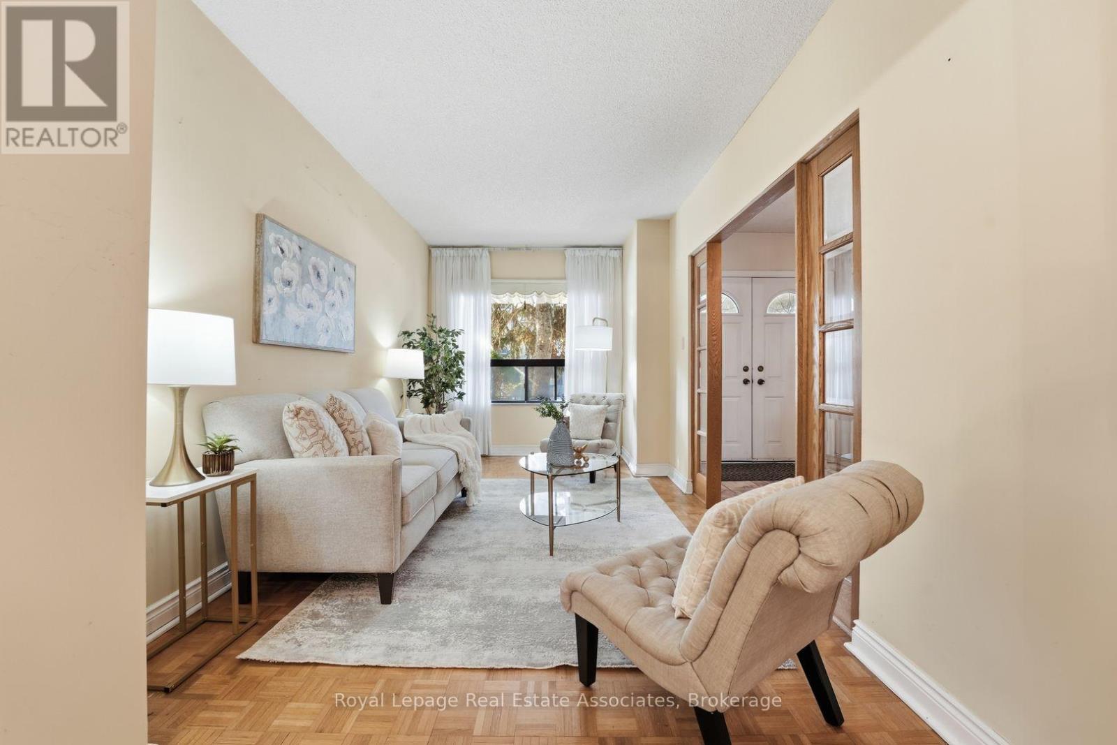 439 Salem Avenue N, Toronto, ON - Indoor Photo Showing Living Room