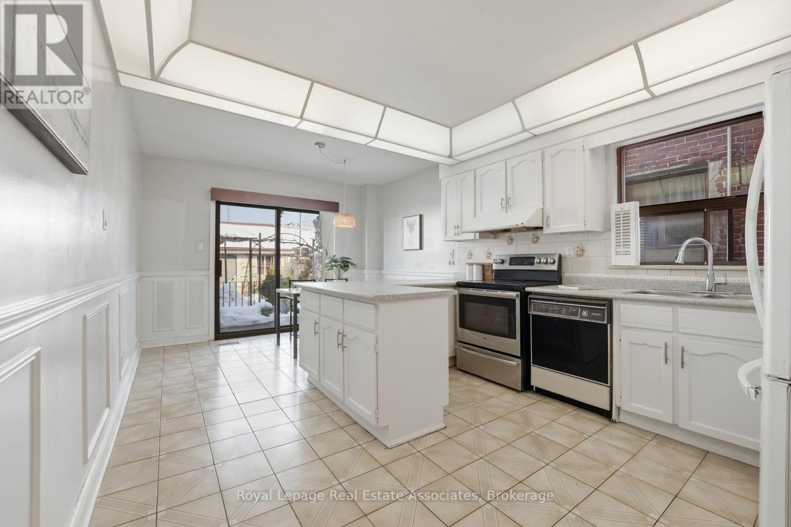 439 Salem Avenue N, Toronto, ON - Indoor Photo Showing Kitchen