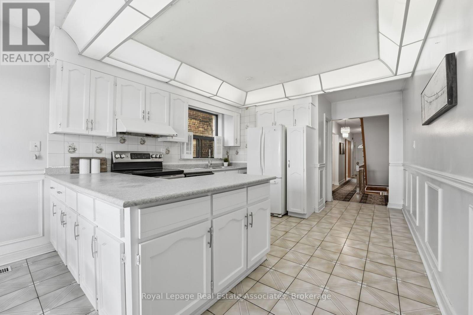 439 Salem Avenue N, Toronto, ON - Indoor Photo Showing Kitchen