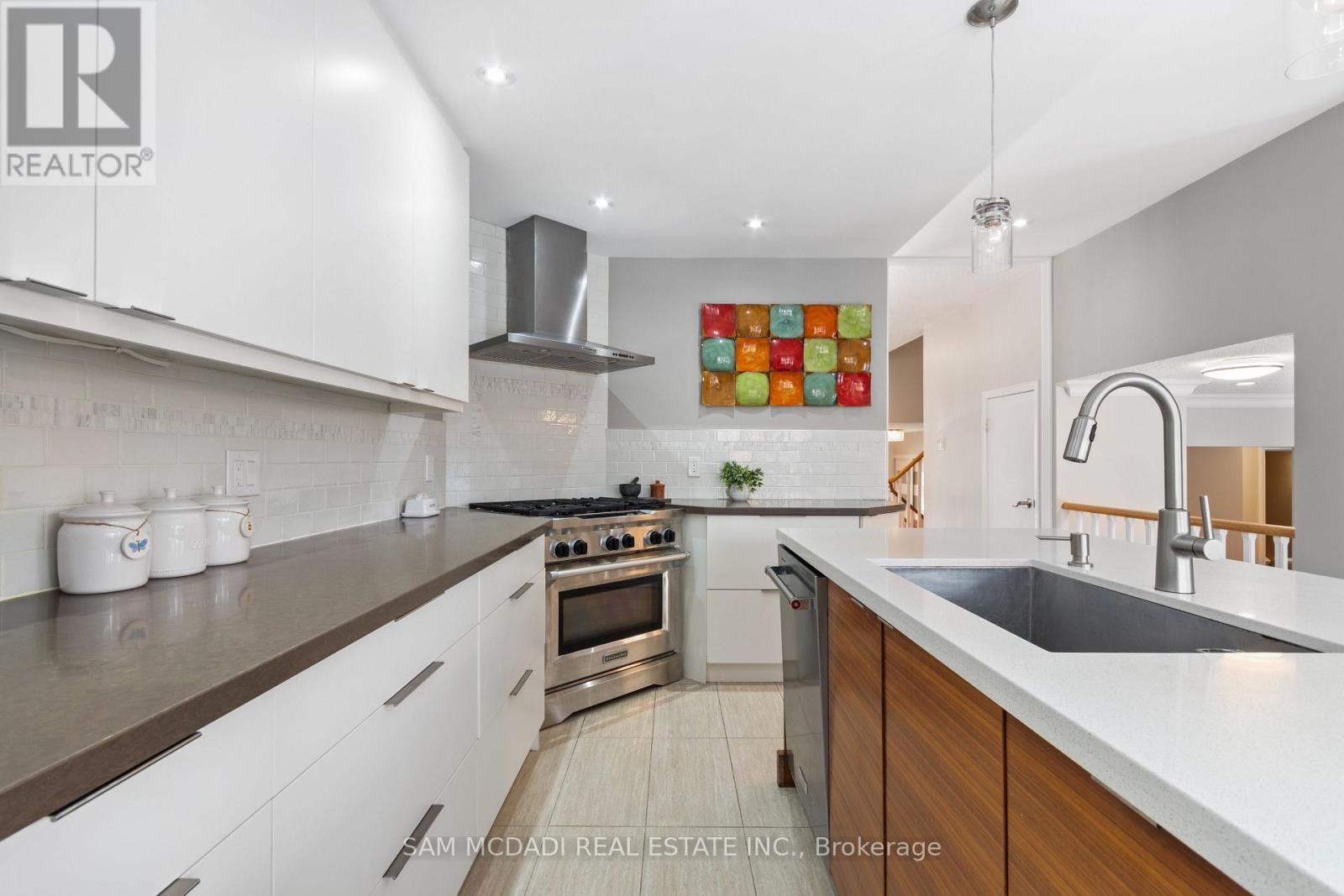 2332 Folkway Drive, Mississauga, ON - Indoor Photo Showing Kitchen With Upgraded Kitchen