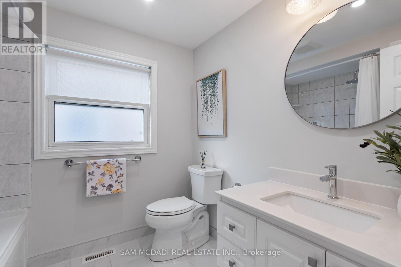 2332 Folkway Drive, Mississauga, ON - Indoor Photo Showing Bathroom