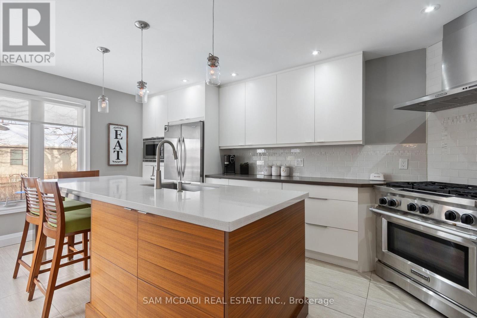 2332 Folkway Drive, Mississauga, ON - Indoor Photo Showing Kitchen With Upgraded Kitchen