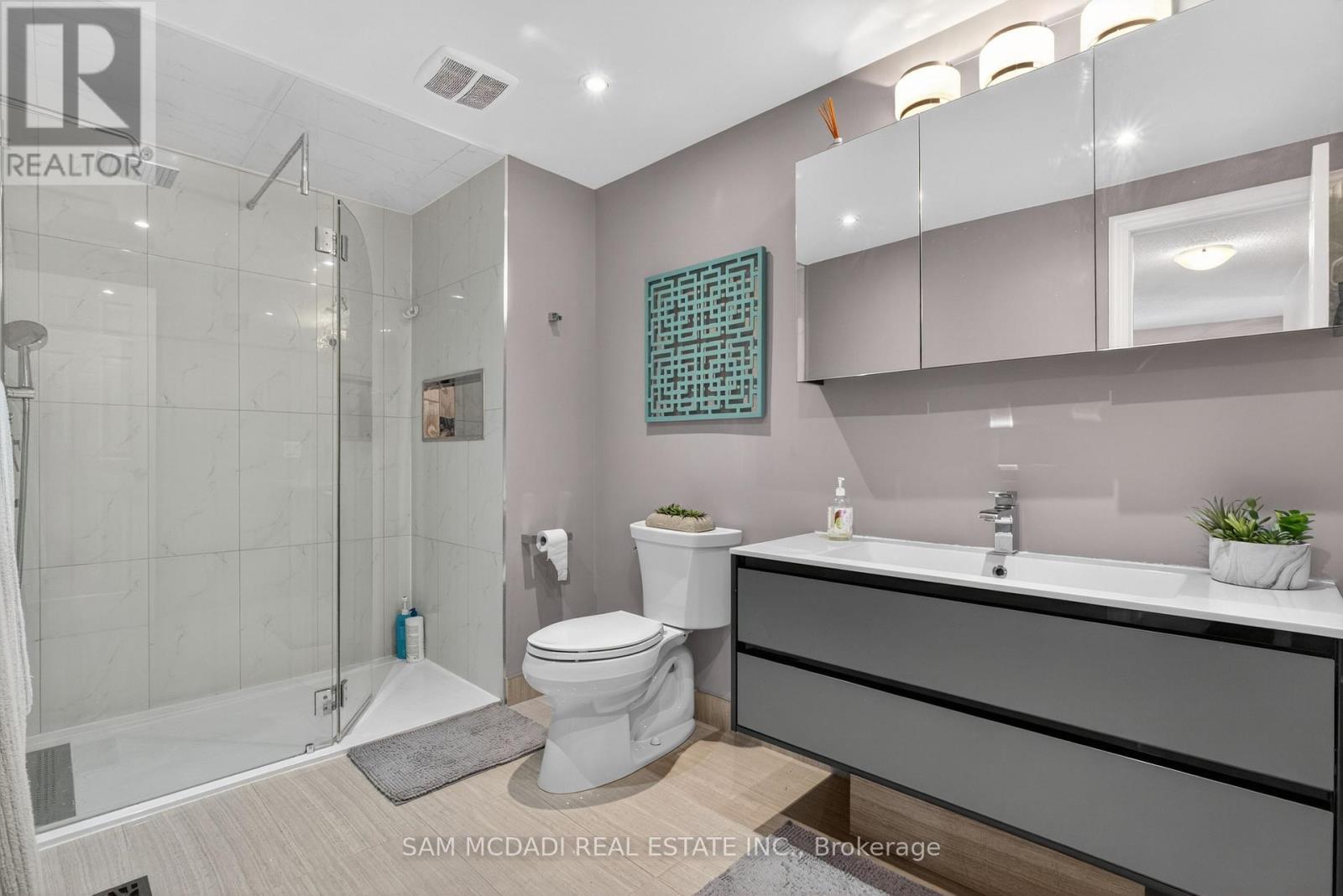 2332 Folkway Drive, Mississauga, ON - Indoor Photo Showing Bathroom