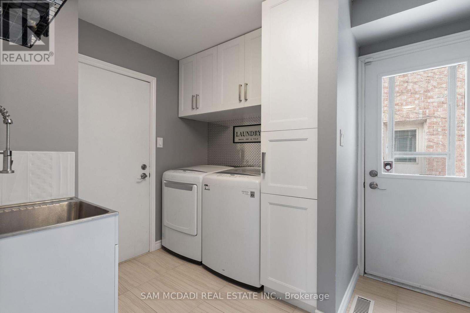 2332 Folkway Drive, Mississauga, ON - Indoor Photo Showing Laundry Room