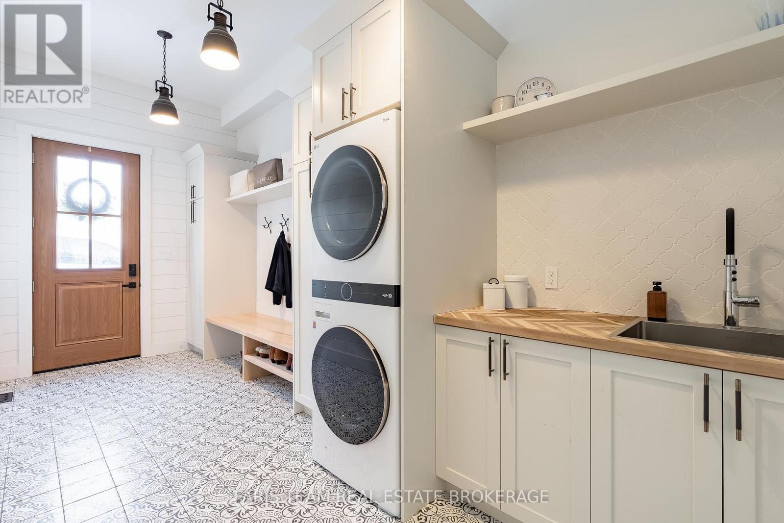 1555 Baseline Road S, Tiny, ON - Indoor Photo Showing Laundry Room