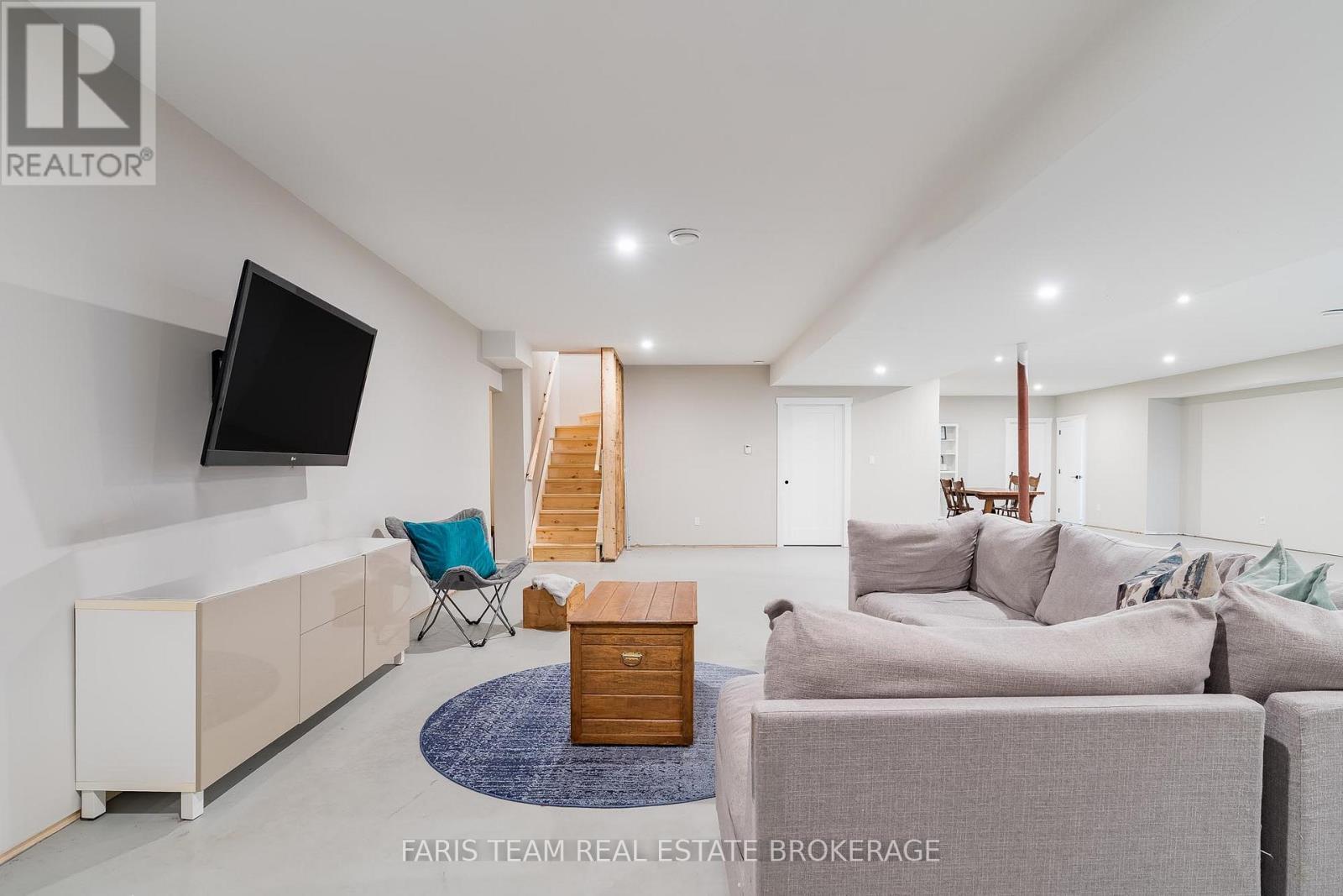 1555 Baseline Road S, Tiny, ON - Indoor Photo Showing Living Room
