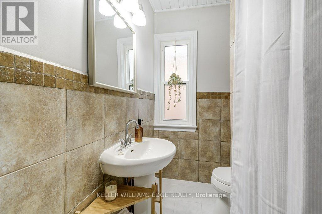 14 Baker Street, Hamilton, ON - Indoor Photo Showing Bathroom