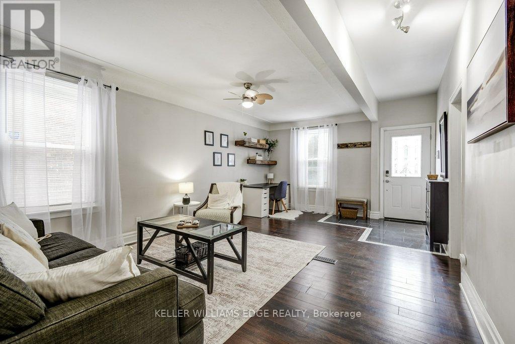 14 Baker Street, Hamilton, ON - Indoor Photo Showing Living Room