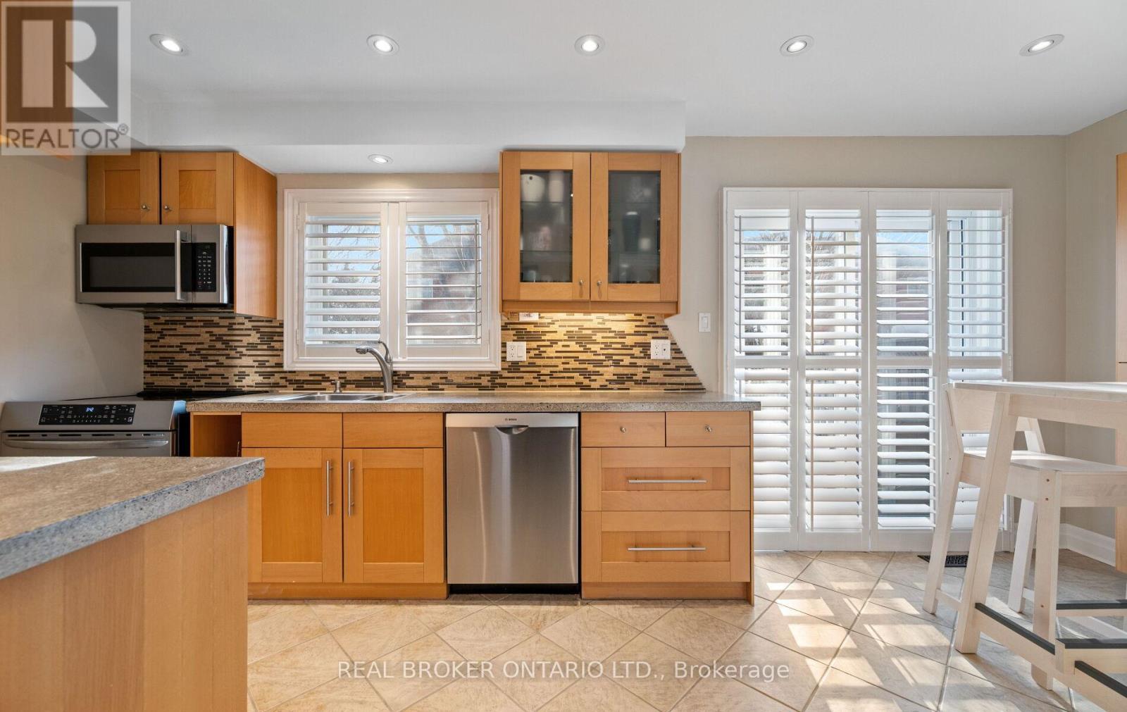 6060 Clover Ridge Crescent, Mississauga, ON - Indoor Photo Showing Kitchen With Double Sink