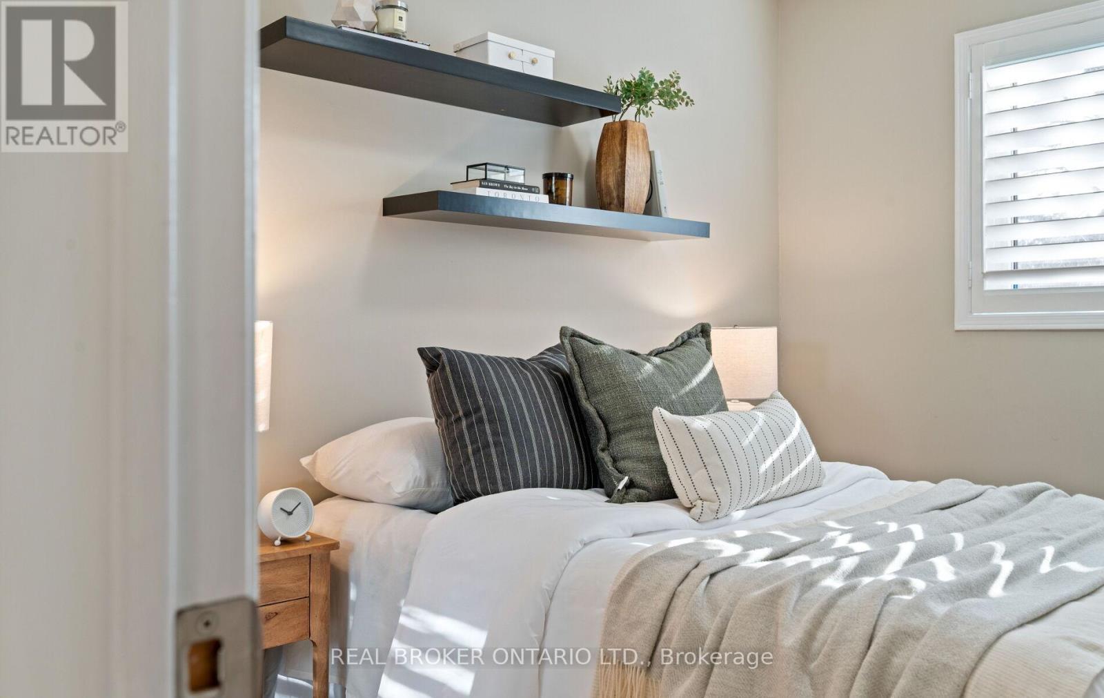 6060 Clover Ridge Crescent, Mississauga, ON - Indoor Photo Showing Bedroom