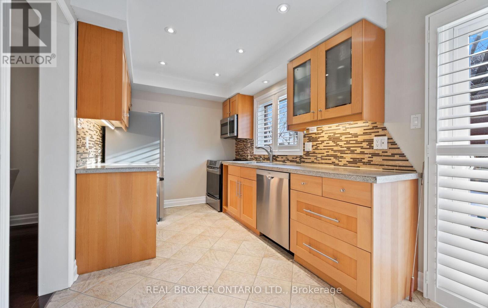 6060 Clover Ridge Crescent, Mississauga, ON - Indoor Photo Showing Kitchen