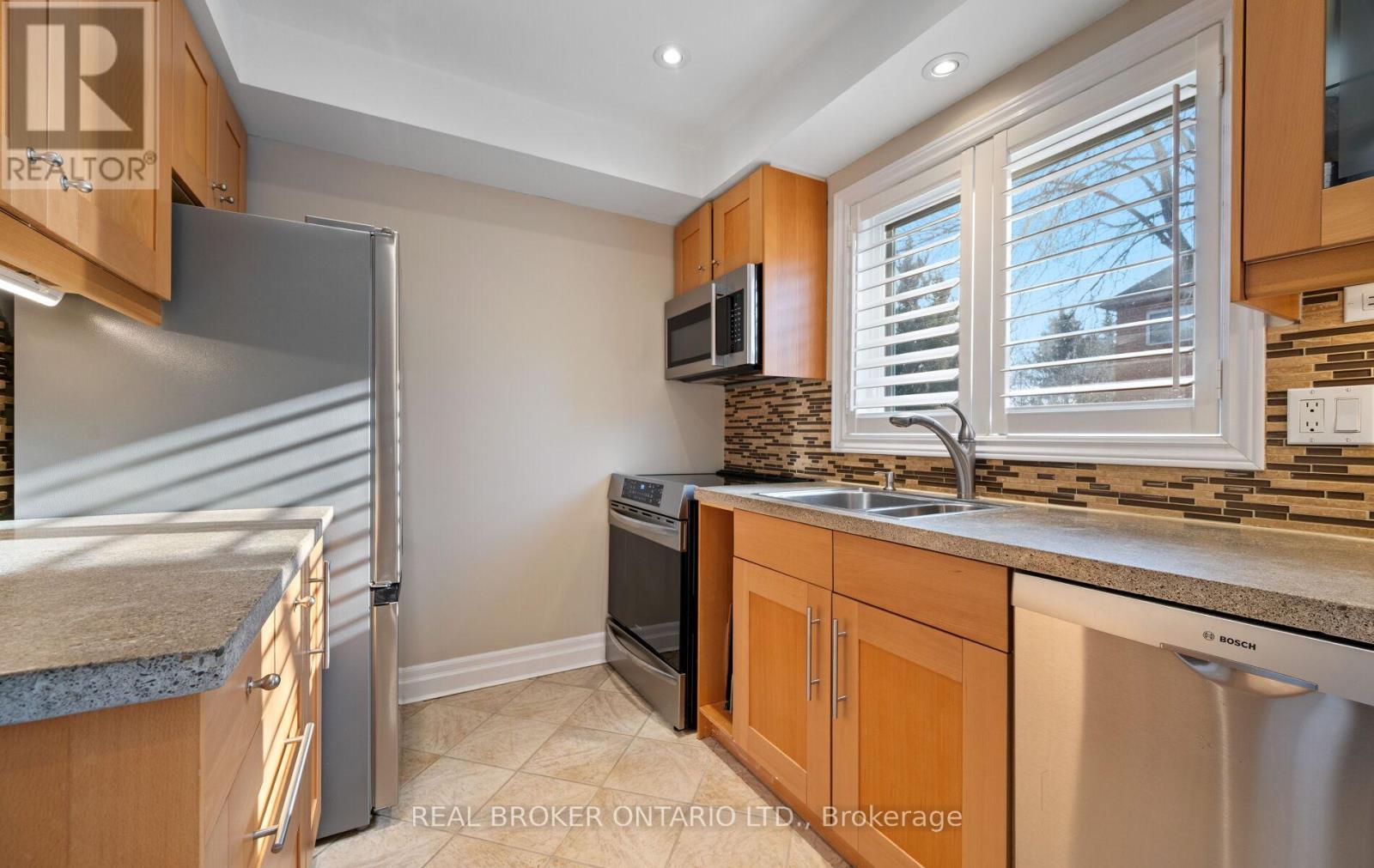 6060 Clover Ridge Crescent, Mississauga, ON - Indoor Photo Showing Kitchen With Double Sink