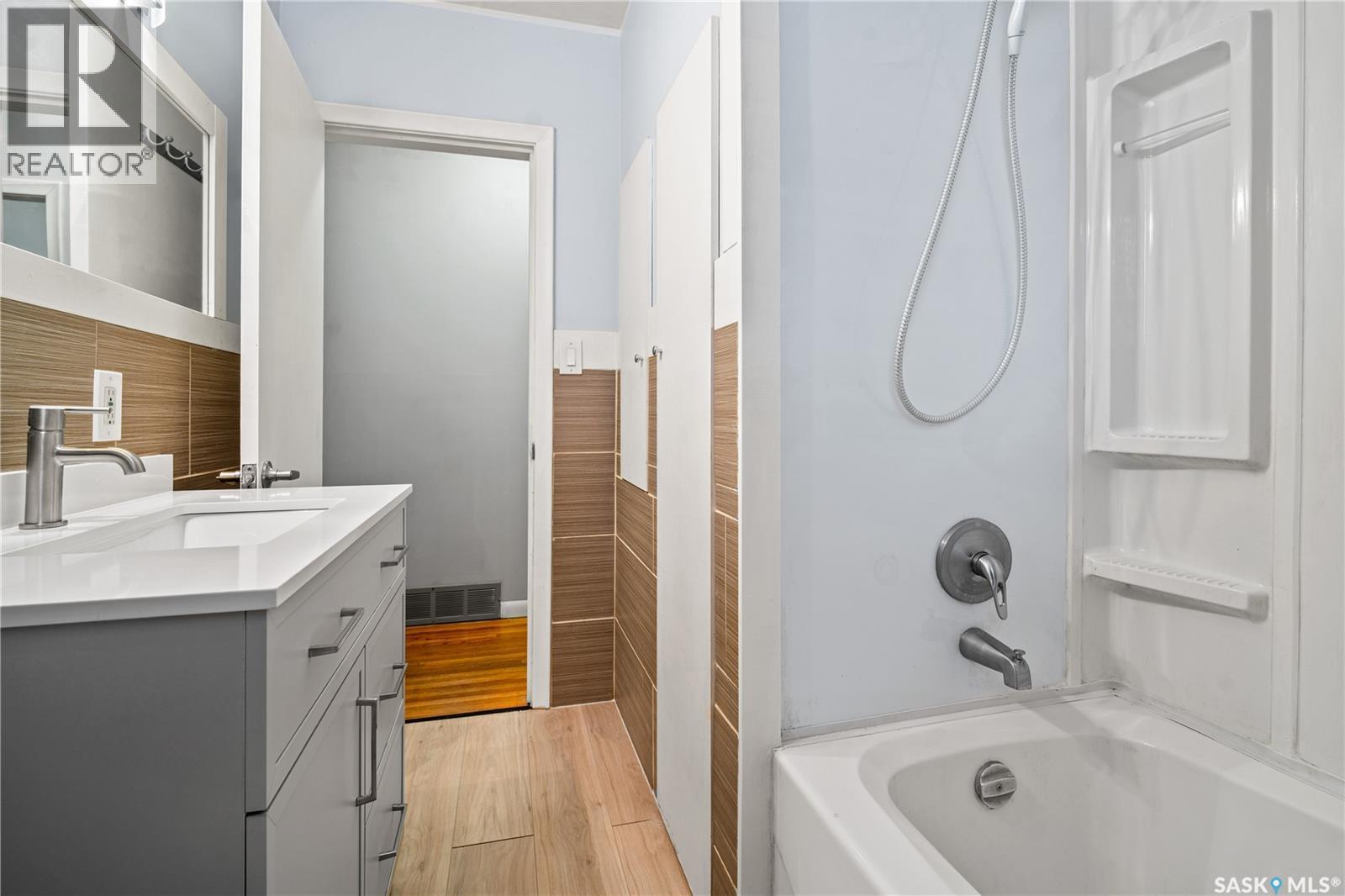 5306 5Th Avenue, Regina, SK - Indoor Photo Showing Bathroom