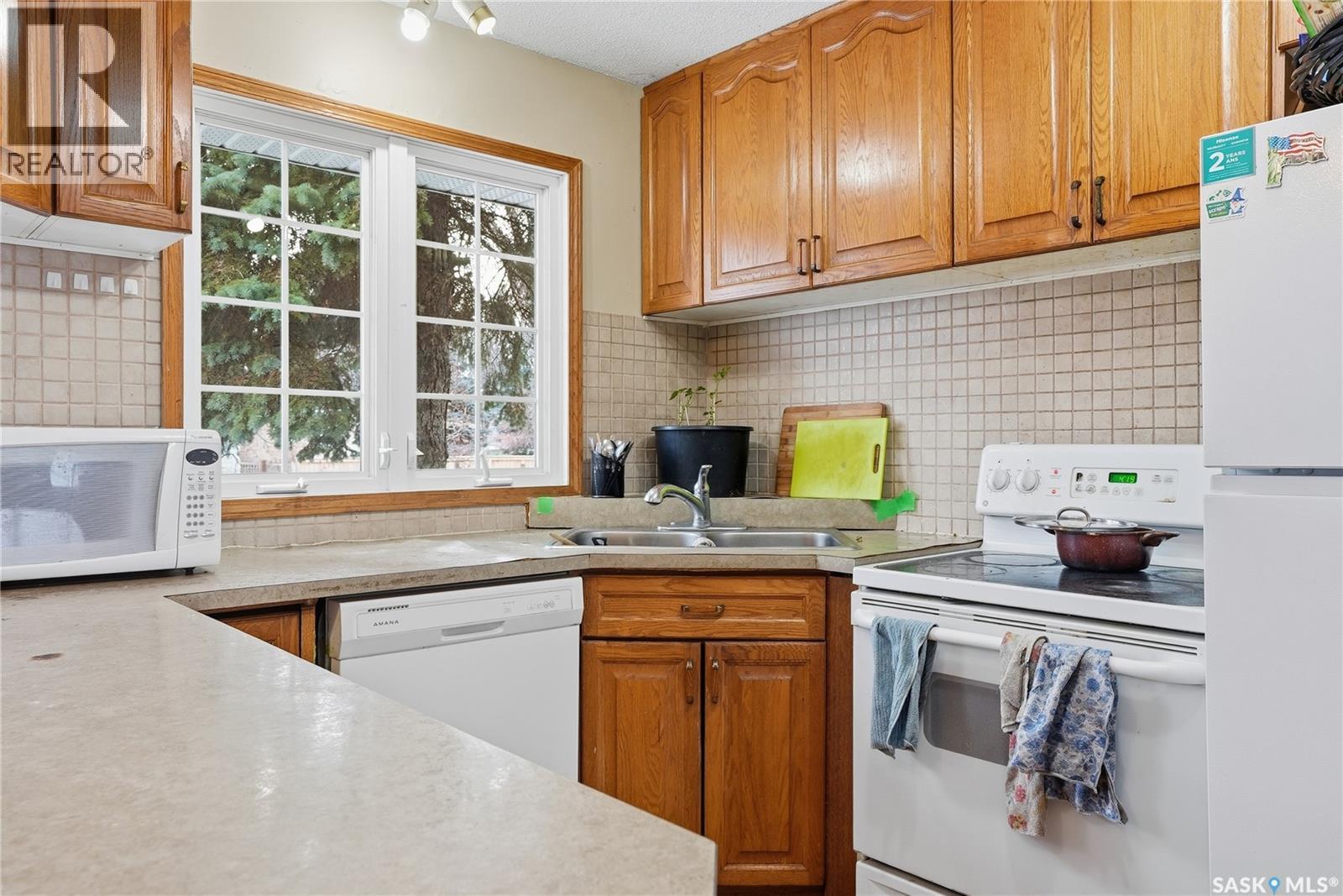 285 Carleton Drive, Saskatoon, SK - Indoor Photo Showing Kitchen With Double Sink