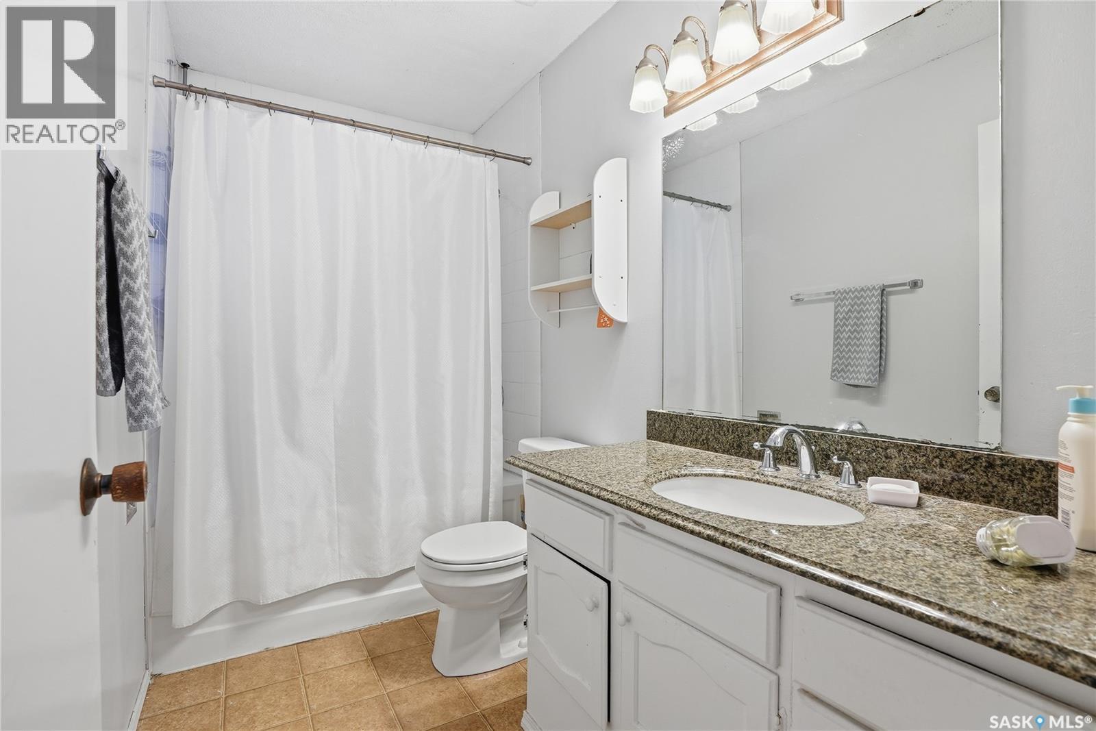 285 Carleton Drive, Saskatoon, SK - Indoor Photo Showing Bathroom