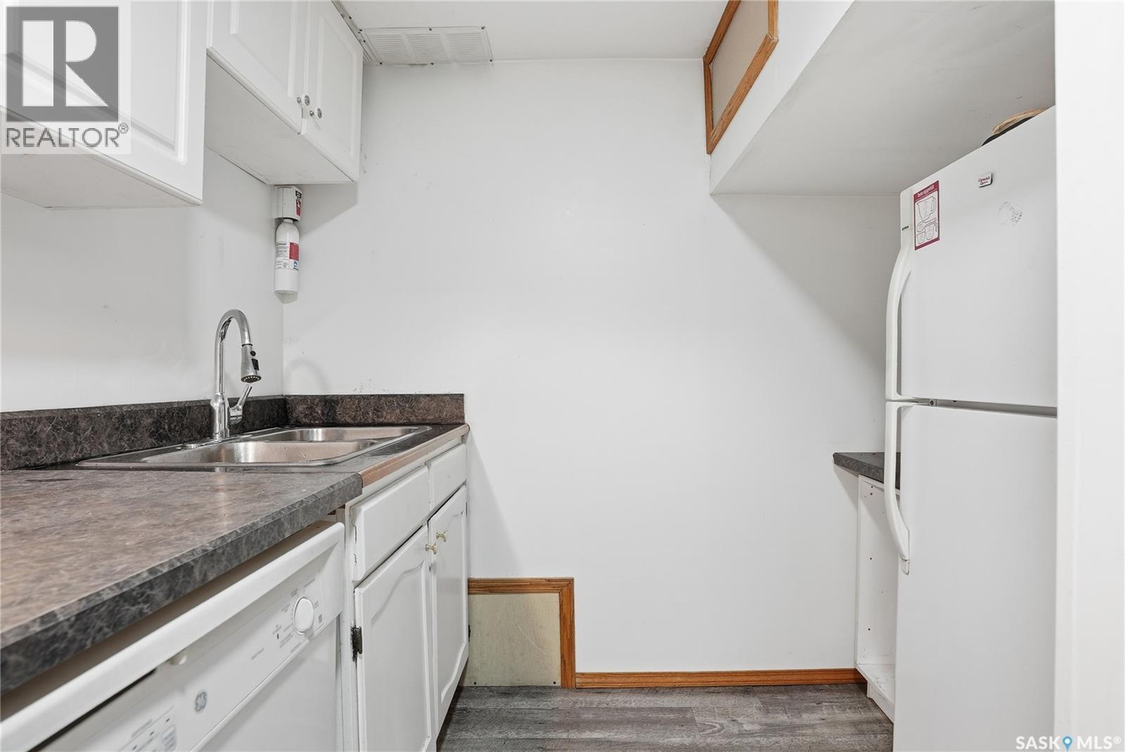 285 Carleton Drive, Saskatoon, SK - Indoor Photo Showing Kitchen With Double Sink