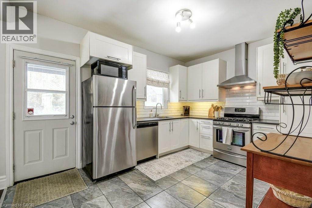 14 Baker Street, Hamilton, ON - Indoor Photo Showing Kitchen