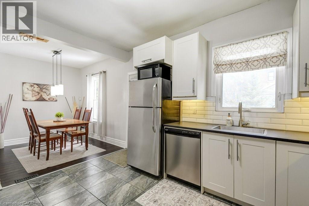 14 Baker Street, Hamilton, ON - Indoor Photo Showing Kitchen